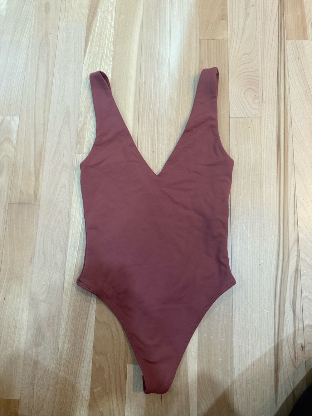 CONTOUR ARITZIA Deep V bodysuit  – Rust